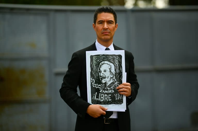 José Zamora, hijo del periodista preso José Rubén Zamora, sostiene un retrato de su padre tras visitarlo en una prisión de Ciudad de Guatemala, el 30 de julio de 2024. (JOHAN ORDONEZ)