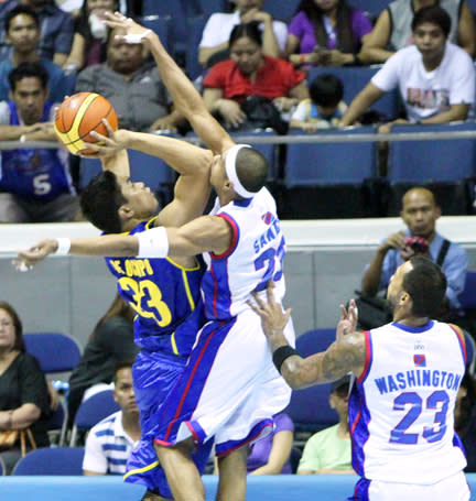 Arwind Santos tries to block the shot of Ranidel De Ocampo. (PBA Images)