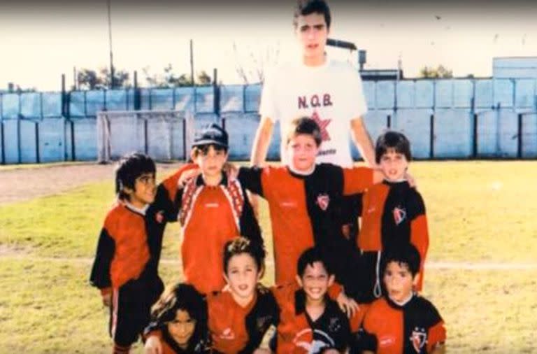 Soso, muy joven, y su condición de docente en la escuelita de fútbol de Newell´s, el club de su vida