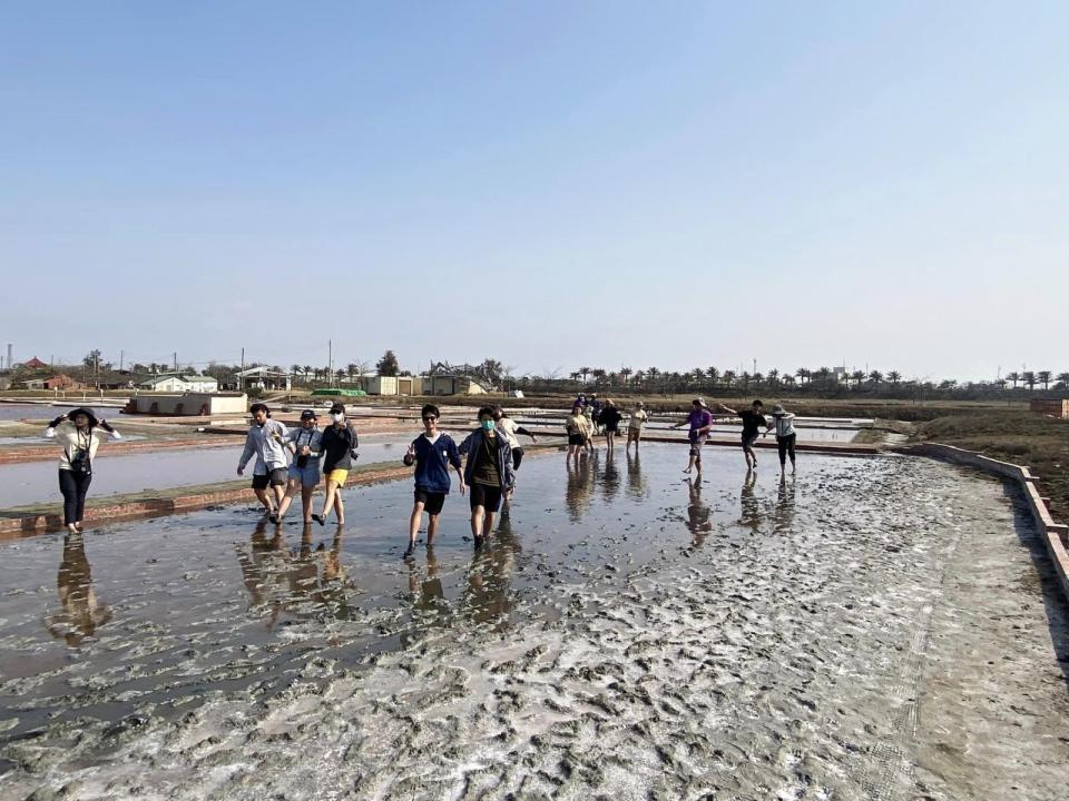 嘉大生物資源學系蔡若詩助理教授則於3/12日走海大路線，帶領學生巡禮布袋鹽田人文及鳥類生態，實際走訪布袋鹽田濕地，探索嘉義沿海地區的生態系多樣性及豐富歷史；除認識利用鹽田環境度冬的鳥類多樣性，也藉由了解臺灣鹽業的歷史變遷及現代利用，綜觀環境的改變對生態系、鹽業及太陽能光電產業的影響。