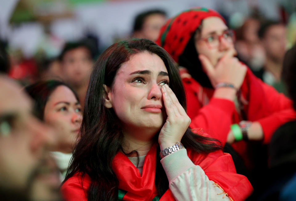 Fans de Marruecos, en Casablanca, se lamentan por la derrota de su selección contra Francia en Qatar 2022. (REUTERS/Silvio Castellanos)