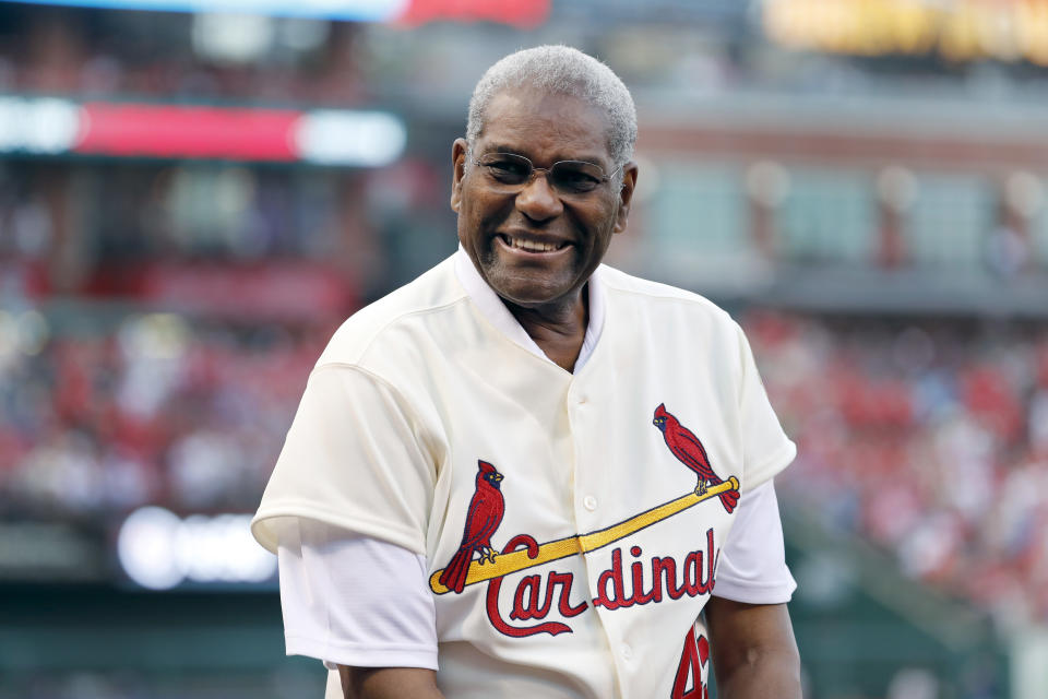 ARCHIVO - En esta foto de archivo del 17 de mayo de 2017, aparece Bob Gibson, exjugador de los Cardenles de San Luis, en un cto conmemorativo del título de la Serie Mundial de 1967 (AP Foto/Jeff Roberson, archivo)