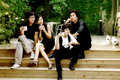 <strong>李善均（左起）2007年與蔡貞安、尹恩惠、孔劉演出《咖啡王子一號店》。（圖／翻攝自MBC）</strong>