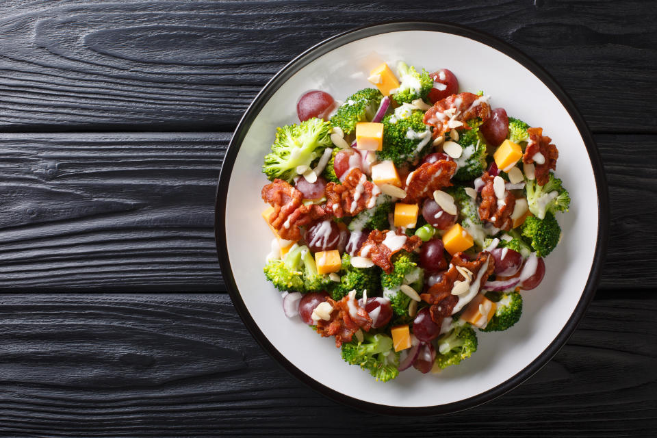 Echarle de todo a la ensalada no la hace más sana. ¡Simplifica! Mejor quedarse con dos o tres ingredientes que casen bien. Ojo con el brócoli, el queso, las uvas y el bacon. (Foto: Getty)