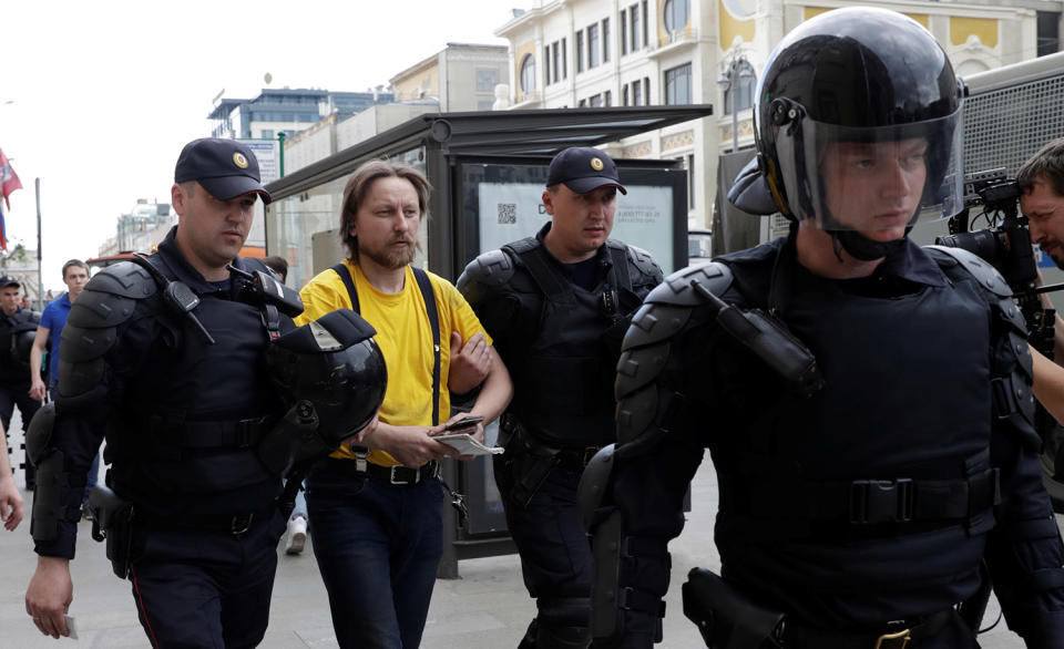 <p>Riot police detain a man during an anti-corruption protest organised by opposition leader Alexei Navalny, on Tverskaya Street in central Moscow, Russia, June 12, 2017. (Maxim Shemetov/Reuters) </p>