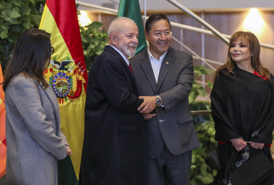 El presidente brasileño, Luiz Inácio Lula da Silva, en el centro a la izquierda, estrecha manos con el mandatario boliviano, Luis Arce, mientras la primera dama de Brasil Rosangela da Silva, a la izquierda, y la primera dama de Bolivia, Lourdes Brígida Durán, permanecen a los lados antes de un encuentro bilateral en Santa Cruz, Bolivia, el martes 9 de julio de 2024. (AP Foto/Ipa Ibánez)