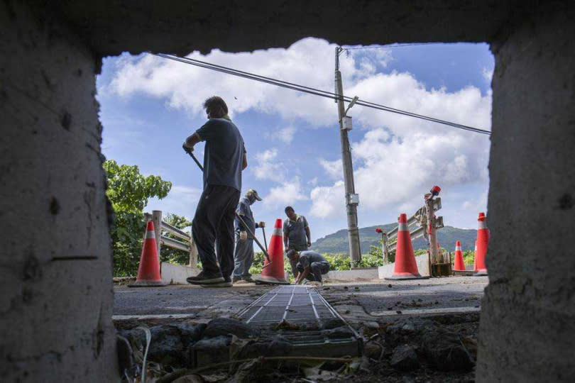 恆春陸蟹雌蟹下海釋卵經常遭來往車輛路殺，墾管處近年除了在釋卵季節實施封路護蟹，也興建陸蟹通道，讓雌蟹經由隱密地下通道從山丘入海釋卵。（圖／中國時報黃子明攝）