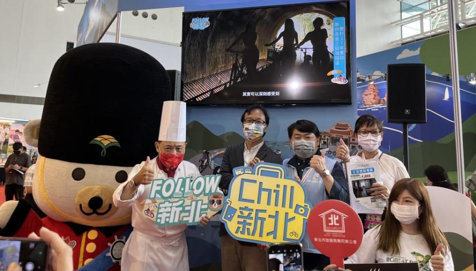 新北市觀旅局長楊宗(王民)偕同新北飯店業者、觀光工廠一起到高雄推廣新北觀光。(新北市觀旅局提供)