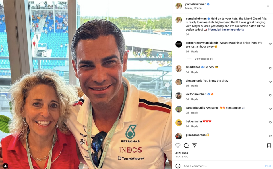 Pamela Liebman, presidenta ejecutiva del gigante inmobiliario neoyorquino The Corcoran Group, publicó una foto en Instagram con el alcalde Francis Suárez, con quien pasó la segunda jornada del Gran Premio de Miami. Ambos lucen credenciales de acceso al exclusivo Paddock Club.