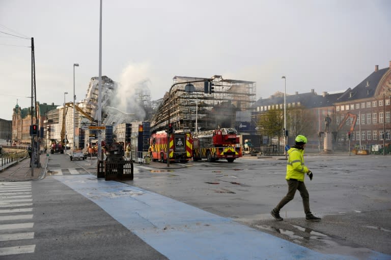 Drei Tage nach dem verheerenden Großbrand in der alten Börse in Kopenhagen hat die Feuerwehr die Situation am Freitag wegen Ausrüstungsproblemen und starken Winds als "instabil" bezeichnet. (Emil Helms)