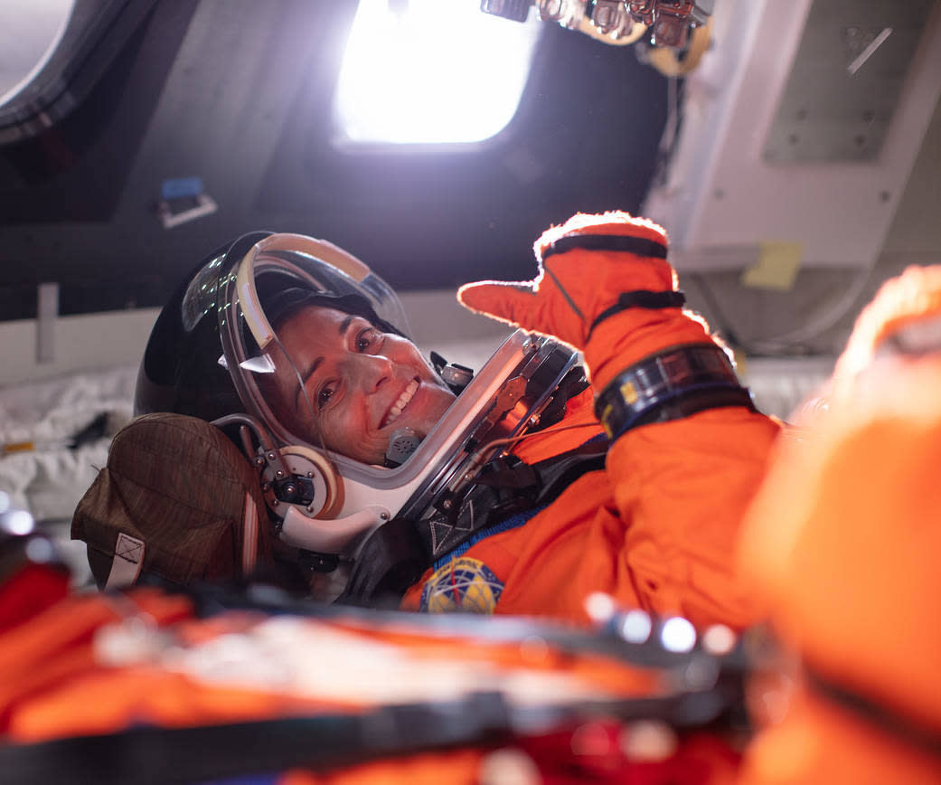 Astronaut Nicole Mann inside the Orion mockup at NASA’s Johnson Space Center in Houston, Texas (Photo: NASA/Bill Ingalls). 