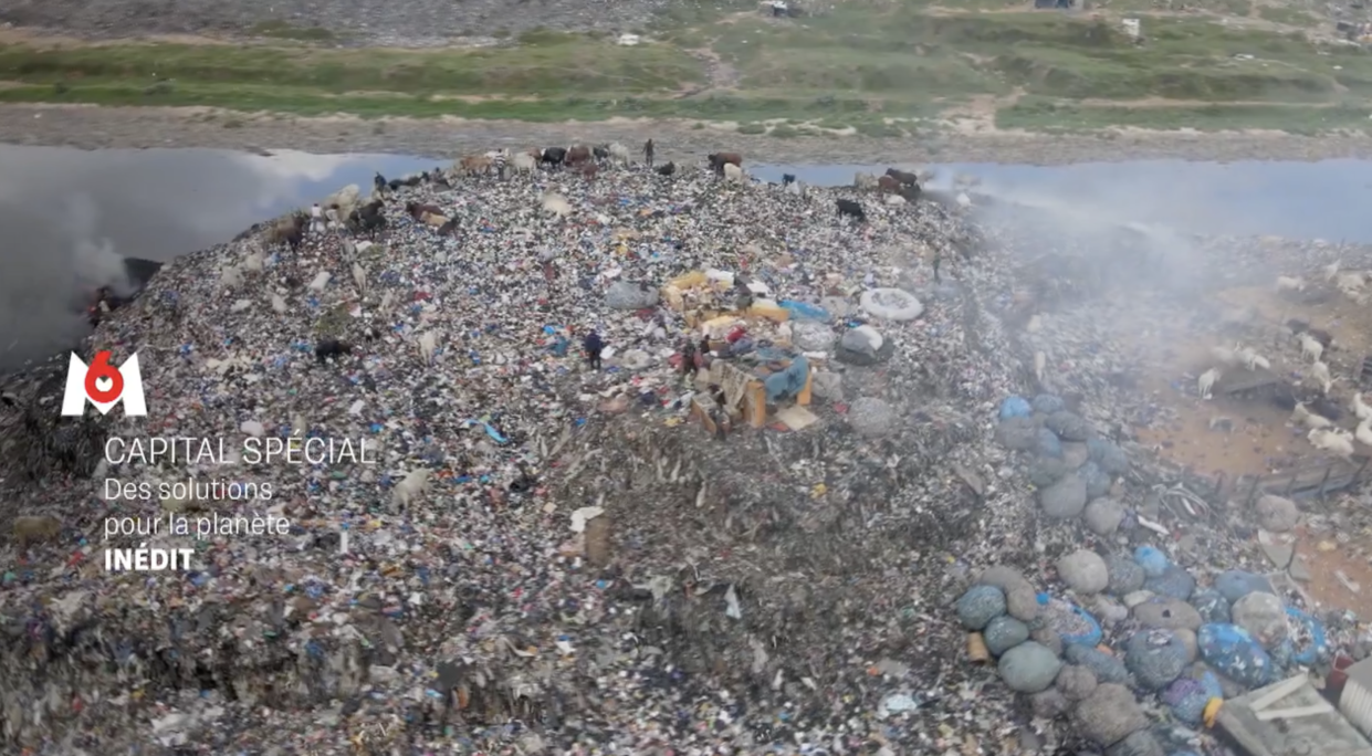 Au Ghana, les déchets textiles venus d'autres pays s'accumulent et polluent l'environnement.