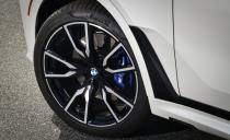 <p>Like it or not, blue brake calipers are included with the X7's M Sport package. </p>
