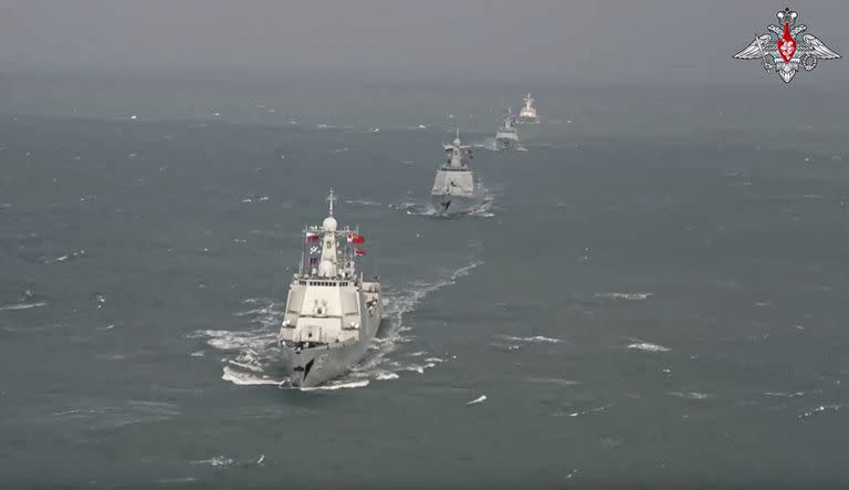 En imagen tomada de un video del Servicio de Prensa del Ministerio de Defensa Ruso del jueves 22 de diciembre de 2022, buques de guerra chinos participan en maniobras navales conjuntas con Rusia en el Mar de China Oriental. (Servicio de Prensa del Ministerio de Defensa Ruso vía AP)