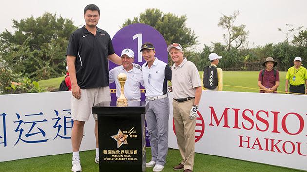 Yao Ming towers over Gary Player