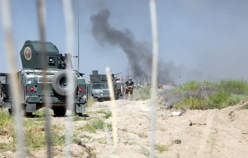 L'armée irakienne, ici lors d'afforntements avec le groupe Etat islamique, a investi les locaux de la mairie de Falloudja, symbole de la reprise par les forces gouvernementales de cette ville qui était tenue par l'EI, selon la télévision d'Etat irakienne. /Photo prise le 14 juin 2016/REUTERS