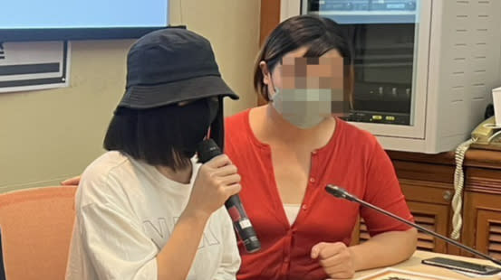 兩名受害女學生（橘上衣及黑帽者）指控該師強吻摸大腿。蔡培慧服務處提供