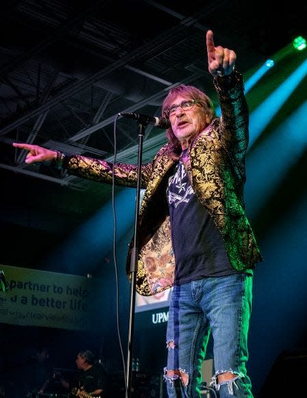 Donnie Iris pointing out fans at UPMC Events Center.