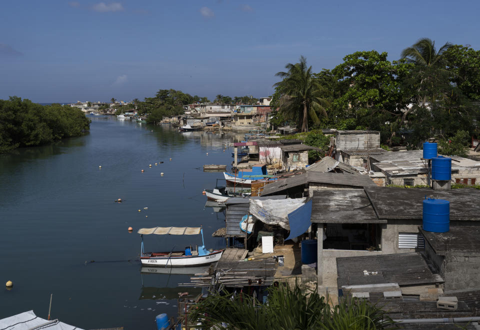 Un grupo de migrantes cubanos siendo procesados por la Patrulla Fronteriza en julio después de cruzar a Estados Unidos en Yuma, Arizona. Durante el último año, cerca de 250.000 cubanos han emigrado a Estados Unidos. (Adriana Zehbrauskas/The New York Times)

