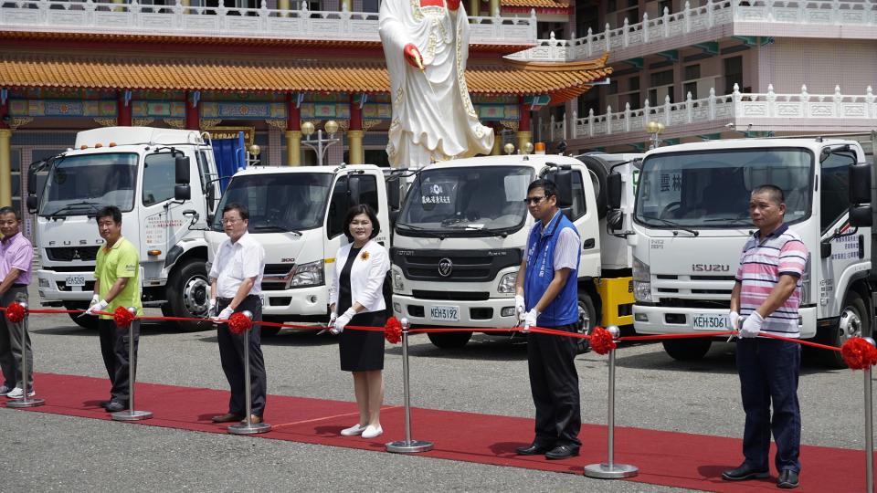 ▲張縣長為七部沼液沼渣施灌車交車剪綵啟用。（圖／記者蘇榮泉攝，2019.07.12）