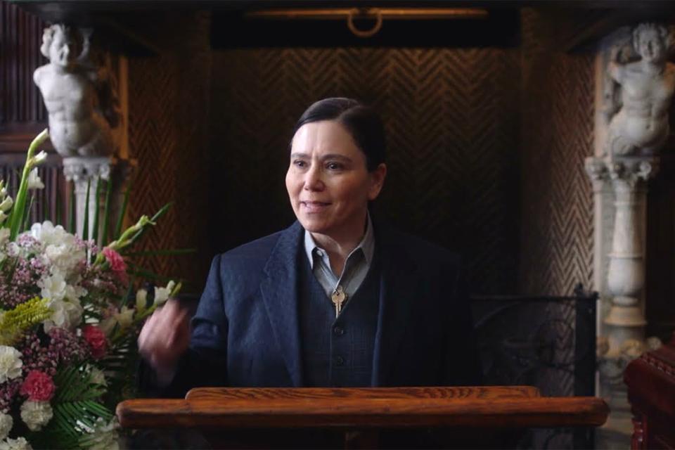 Susie (Alex Borstein) at a funeral from episode 403