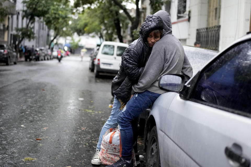 ARCHIVO - Una pareja espera recibir una comida caliente afuera de un comedor comunitario administrado por el Movimiento de Trabajadores Excluidos (MTE) en Buenos Aires, Argentina, el miércoles 13 de marzo de 2024. (AP Foto/Natacha Pisarenko, Archivo)