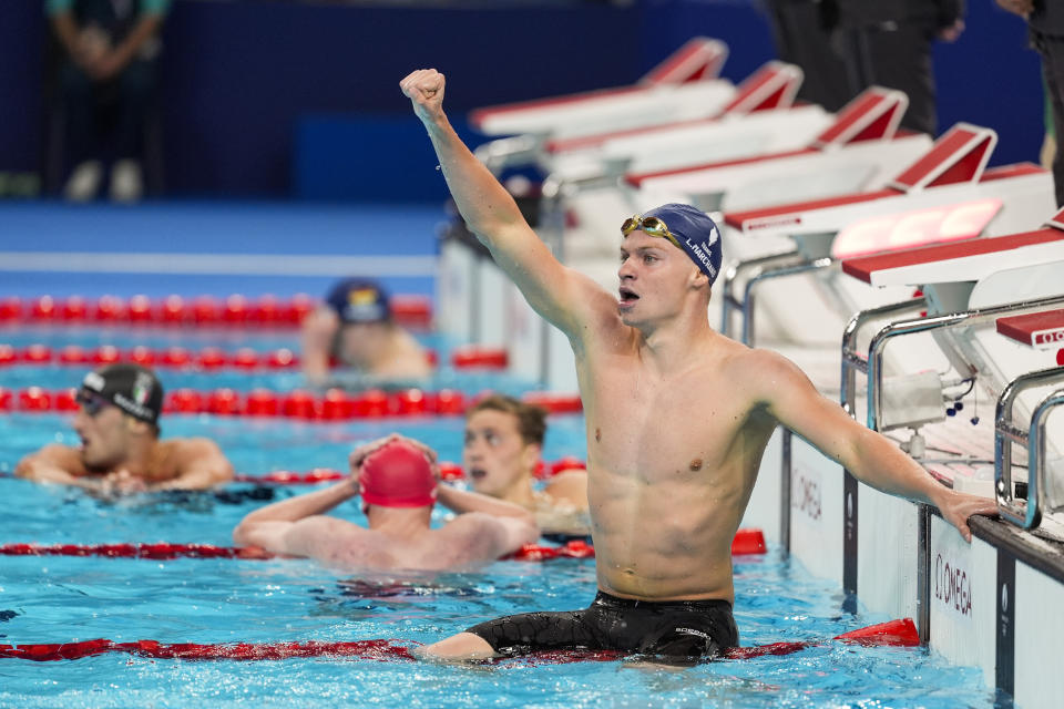 El francés Leon Marchand celebra tras ganar los 400 metros combinados en los Juegos Olímpicos de París, el domingo 28 de julio de 2024, en Nanterre, Francia. (AP Foto/Martín Meissner)