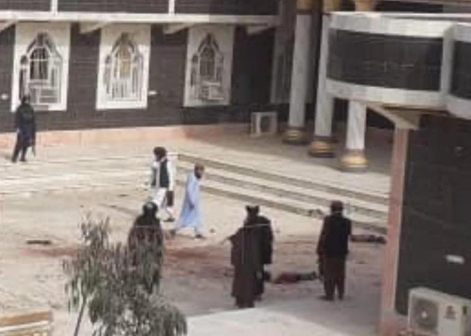 <strong>阿富汗西南部尼姆魯茲省省長辦公室於當地時間14日下午發生自殺式炸彈攻擊，2名炸彈客遭擊斃。（圖／翻攝自社群平台X）</strong>