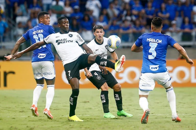 Cruzeiro venció a Botafogo por 3-2