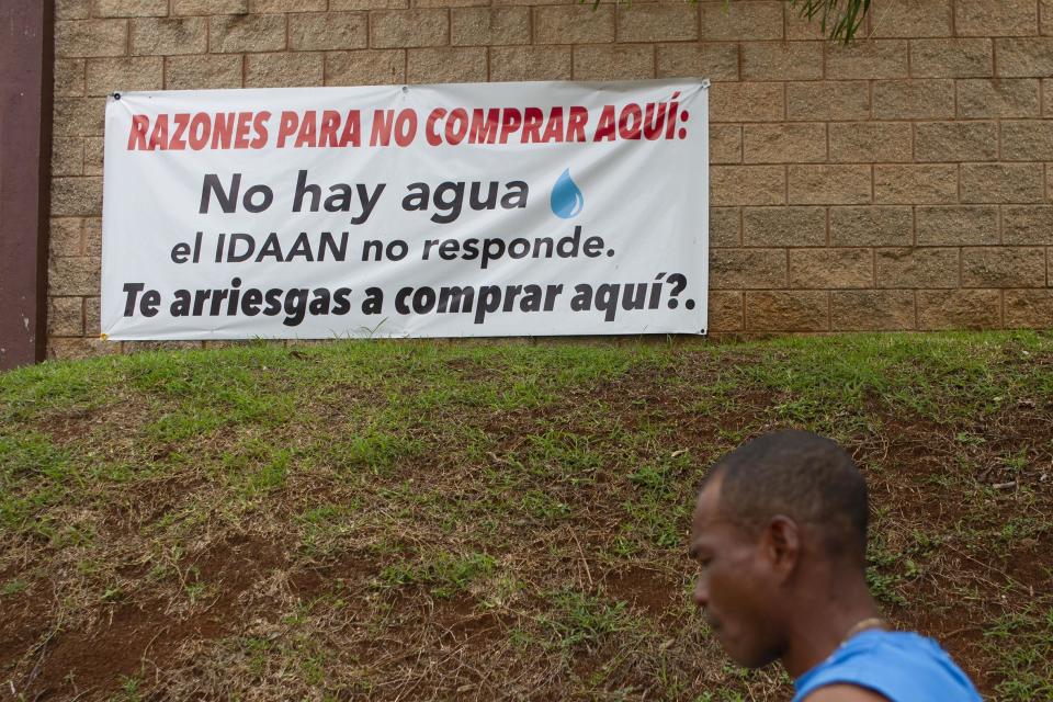 Cartel de protesta en el Residencial Las Arboledas