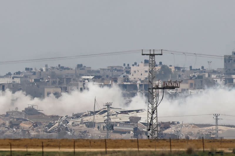 Un tanque militar israelí y soldados operan en la Franja de Gaza