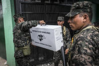 <p>Soldiers unload election materials for distribution at voting stations one day ahead of the November 26 presidential election in Tegucigalpa, Honduras. (Photo: Francesca Volpi) </p>