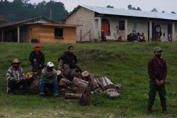 Pobladores de comunidad zapatista en Chiapas