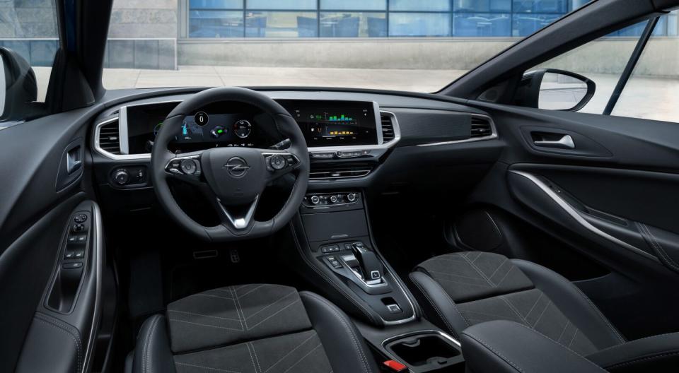 全新Grandland採用駕駛導向座艙設計，Elegance車型更標配12吋數位儀錶與10吋多媒體觸控螢幕。