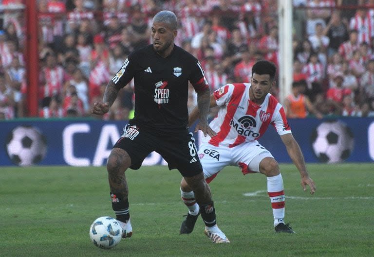 El capitán Milton Céliz domina la pelota en una jornada inolvidable e histórica para Riestra, más allá del opaco 0-0 con Instituto en Córdoba en el comienzo de la Copa de la Liga Profesional.