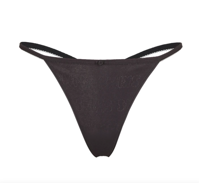 Tanga T-String Logo Pointelle - Skims, $ 33 CAD / $ 20 USD (Imagen vía Skims)