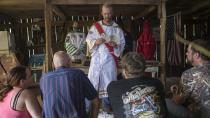 Ceremonia de iniciación en el capítulo Virgil Griffin White Knights en una granja de Carter County.<br><br>Crédito: REUTERS/Johnny Milano