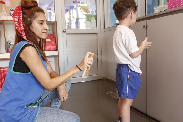 El repelente, unas de las estrategias para prevenir los casos de dengue en las escuelas, como en Rayito de Sol