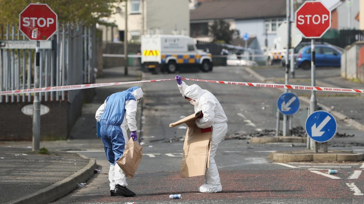 Mitarbeiter der Spurensicherung arbeiten am Tatort in Londonderry. Foto: Brian Lawless/PA Wire