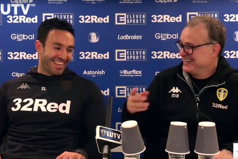 Sonrisas con Bielsa..., la cómplice y cálida relación que Salim Lamrani construyó con el entrenador rosarino en Leeds