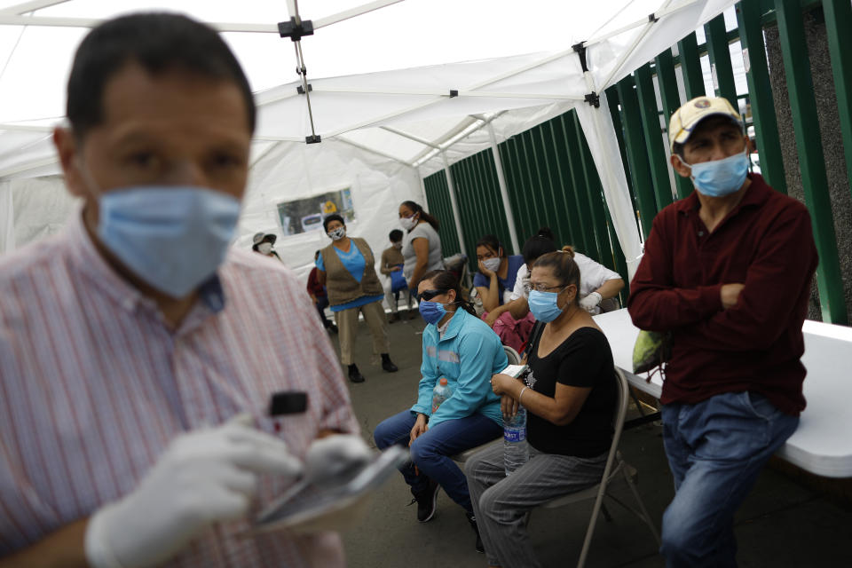 Los familiares esperan recibir noticias de sus seres queridos hospitalizados, en una carpa frente a un hospital público que trata tanto casos de COVID-19 como a otros pacientes, en el distrito de Iztapalapa, Ciudad de México, el martes 5 de mayo de 2020. (AP Foto/Rebecca Blackwell)