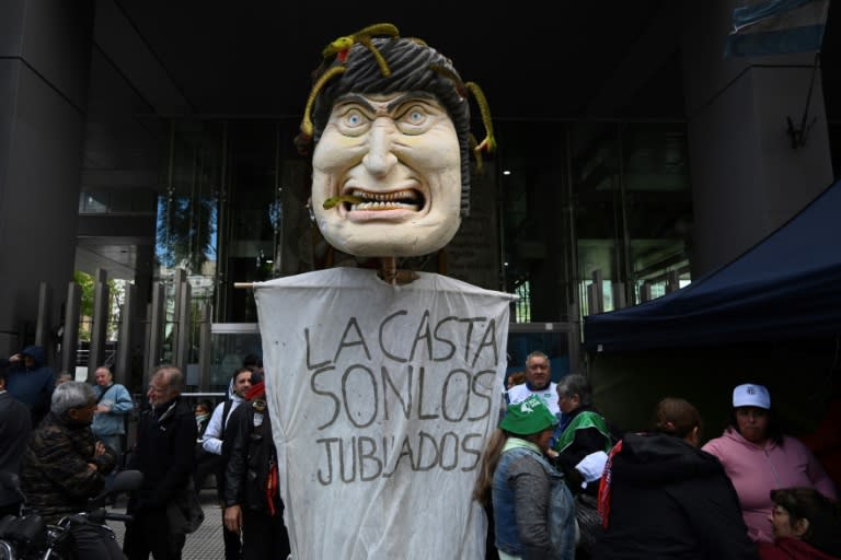 Jubilados se manifiestan en contra de las medidas de ajuste del presidente Javier Milei mientras los diputados discuten la Ley Bases (LUIS ROBAYO)