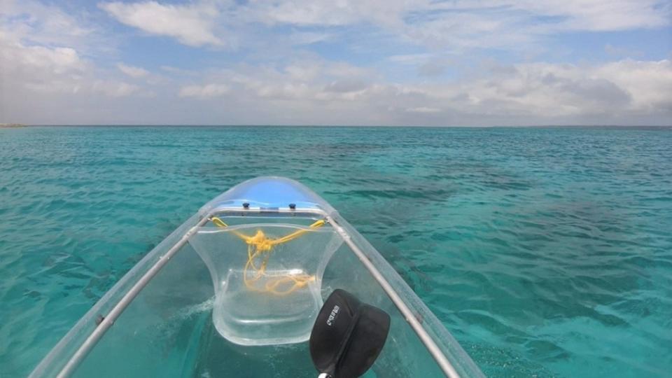 沖繩北部景點推薦-水納島透明獨木舟體驗。圖／Tripbaa趣吧！亞洲自由行專家