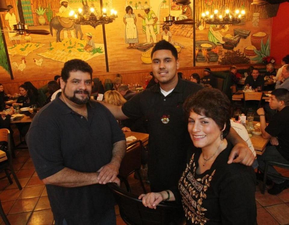 Lorraine Salazar, a la derecha, y Karl Salazar, a la izquierda, propietarios del restaurante mexicano Sal's aparecen en esta foto de archivo tomada en 2010. En el centro, el homónimo del restaurante, Sal Salazar, hijo de Karl, de 18 años. File photo/Vida en el Valle