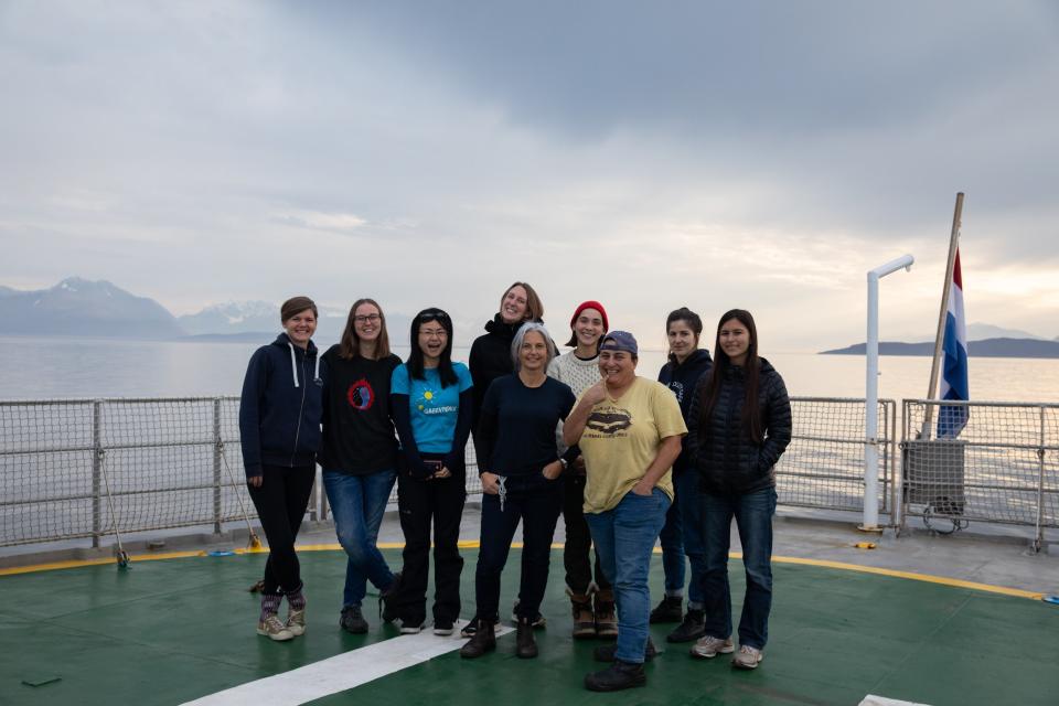 於綠色和平船艦「極地曙光號」上，參與海洋與氣候研究調查的女性科學家和專案團隊。