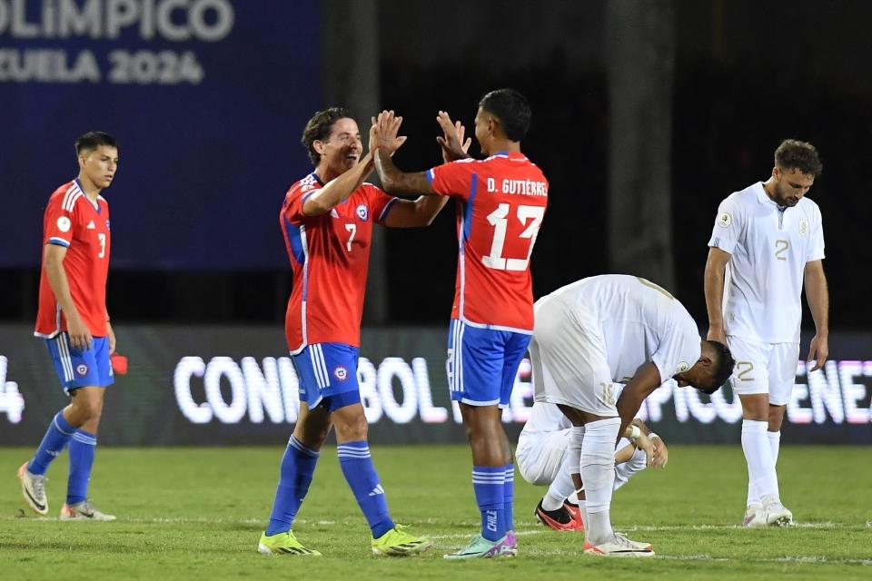 Los jugadores de la selección de Chile festejan su victoria 1-0 sobre Uruguay en el Preolímpico Sudamericano, el sábado 27 de enero de 2024 (AP foto/Matias Delacroix)