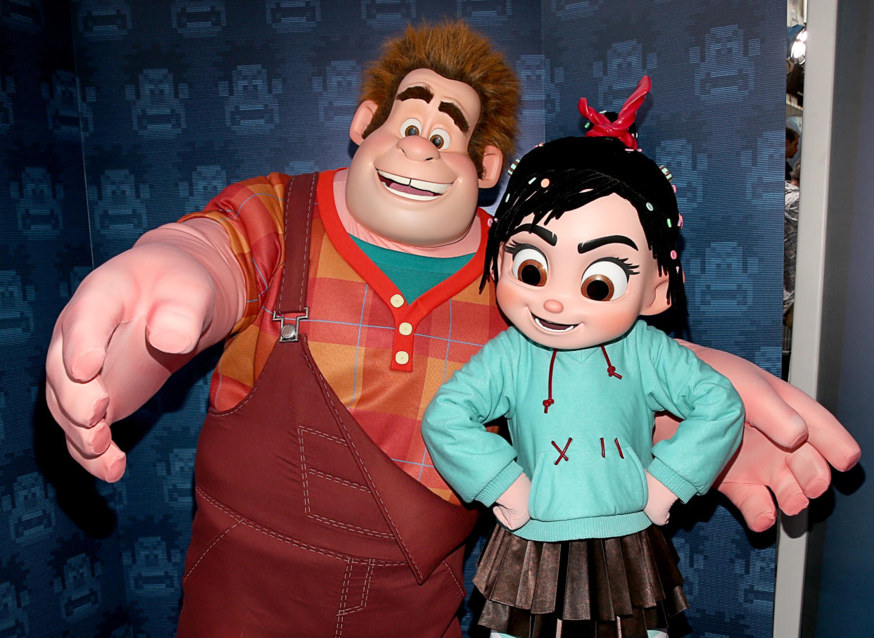 'Ralph, el demoledor' y 'Vanellope von Schweetz' de la película Wreck-It Ralph en su estreno en 2012 (Foto: Christopher Polk/Getty Images).