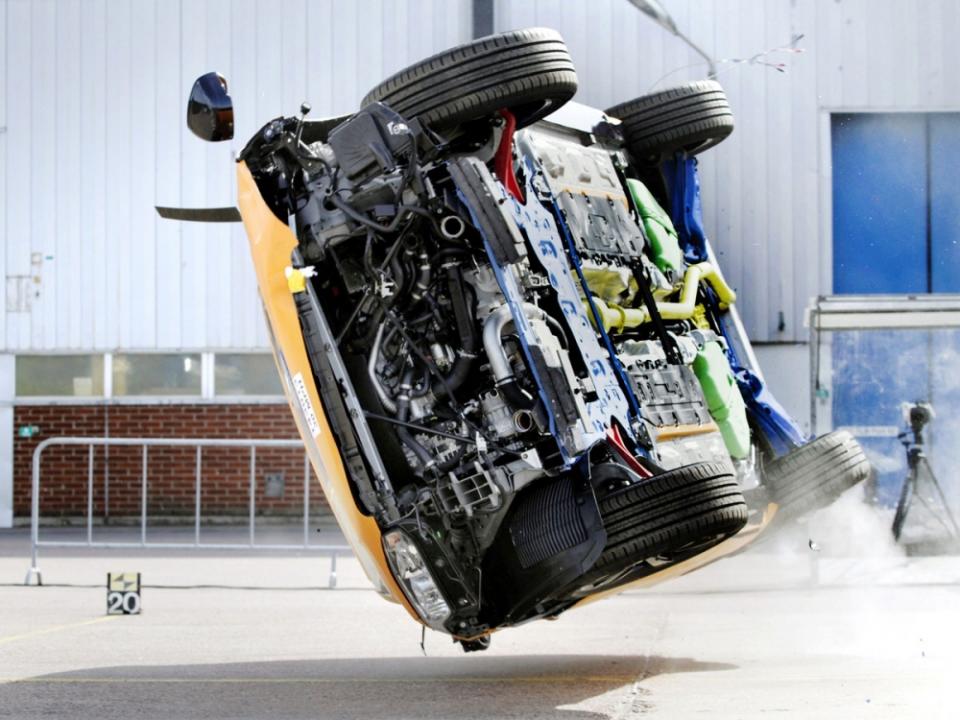 除了撞擊測試，車輛翻覆測試也是Volvo收集數據的重要項目之一。