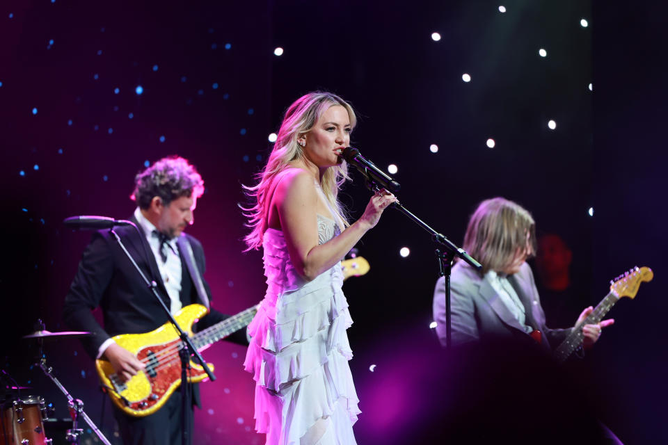 kate hudson singing on stage