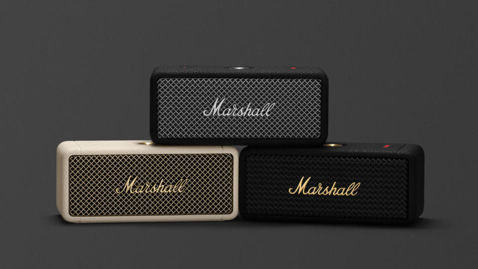 三個 Marshall Emberton II 藍牙揚聲器相互堆疊成金字塔形。深灰色背景。